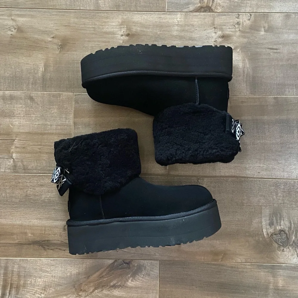 UGG® Classic Mini Maxi Curly in Black